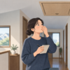 屋根裏付近のにおいに気づき状況を記録する人