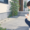 家の外で見つけた不明な痕跡を記録する人
