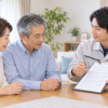 駆除作業員が見積書を見せながら60代の夫婦に費用を説明する様子